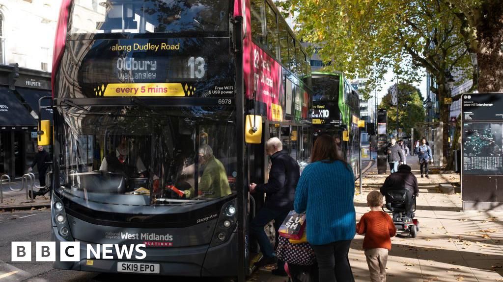 Improved bus services promised in England as part of £1bn boost