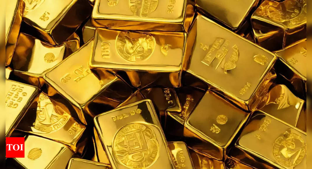 Gold prices in Delhi plunge as the year ends – Times of India